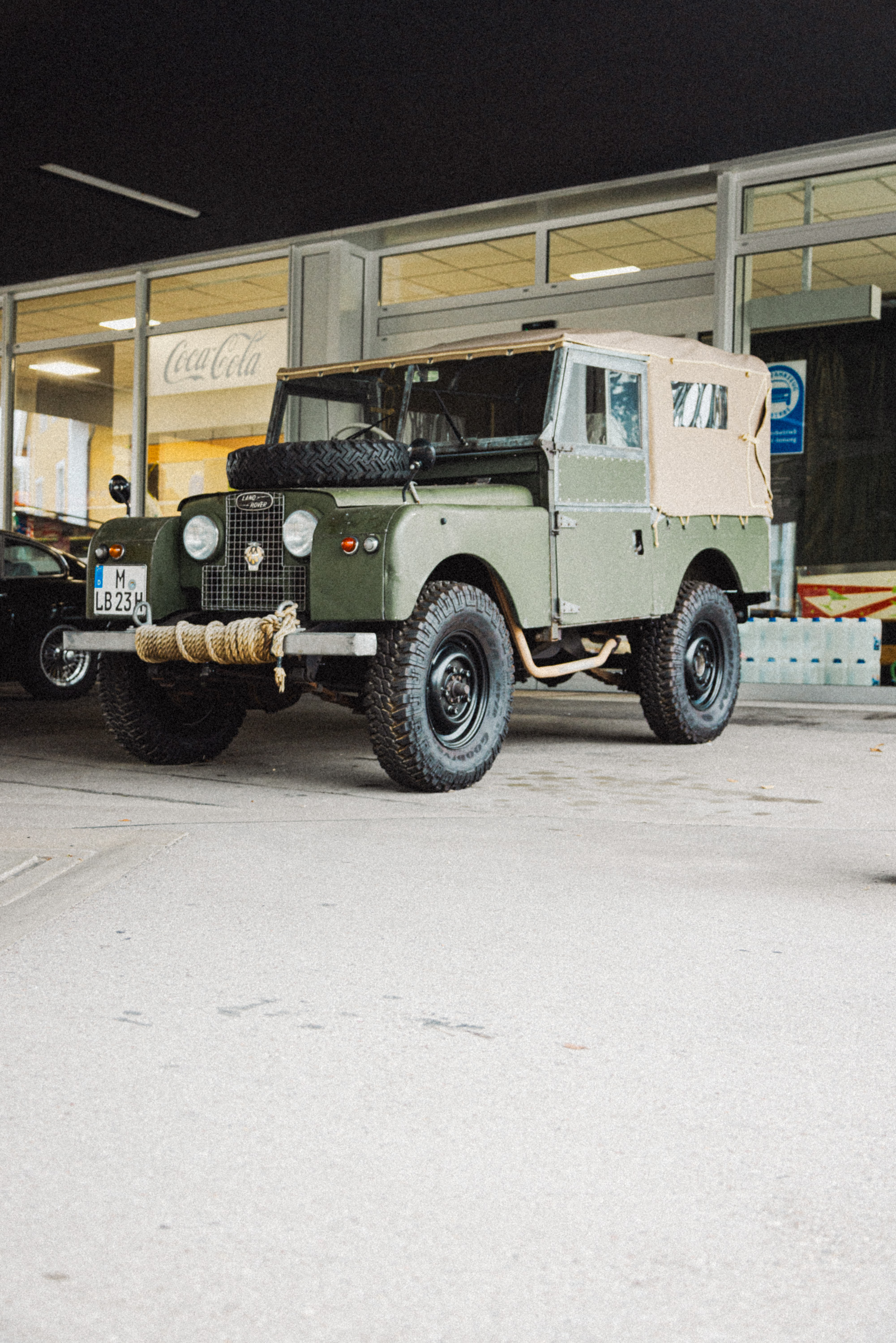 Land Rover Series vor der Werkstatt