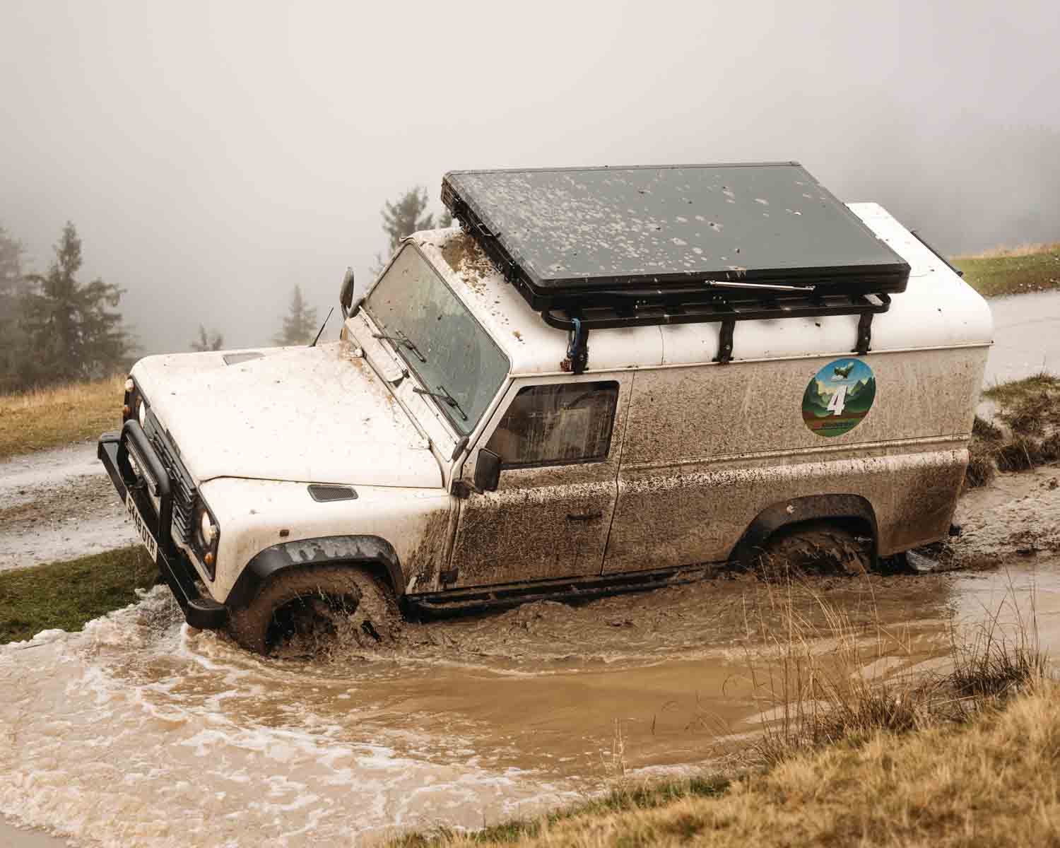Explorer Camper – Defender mit Dachzelt